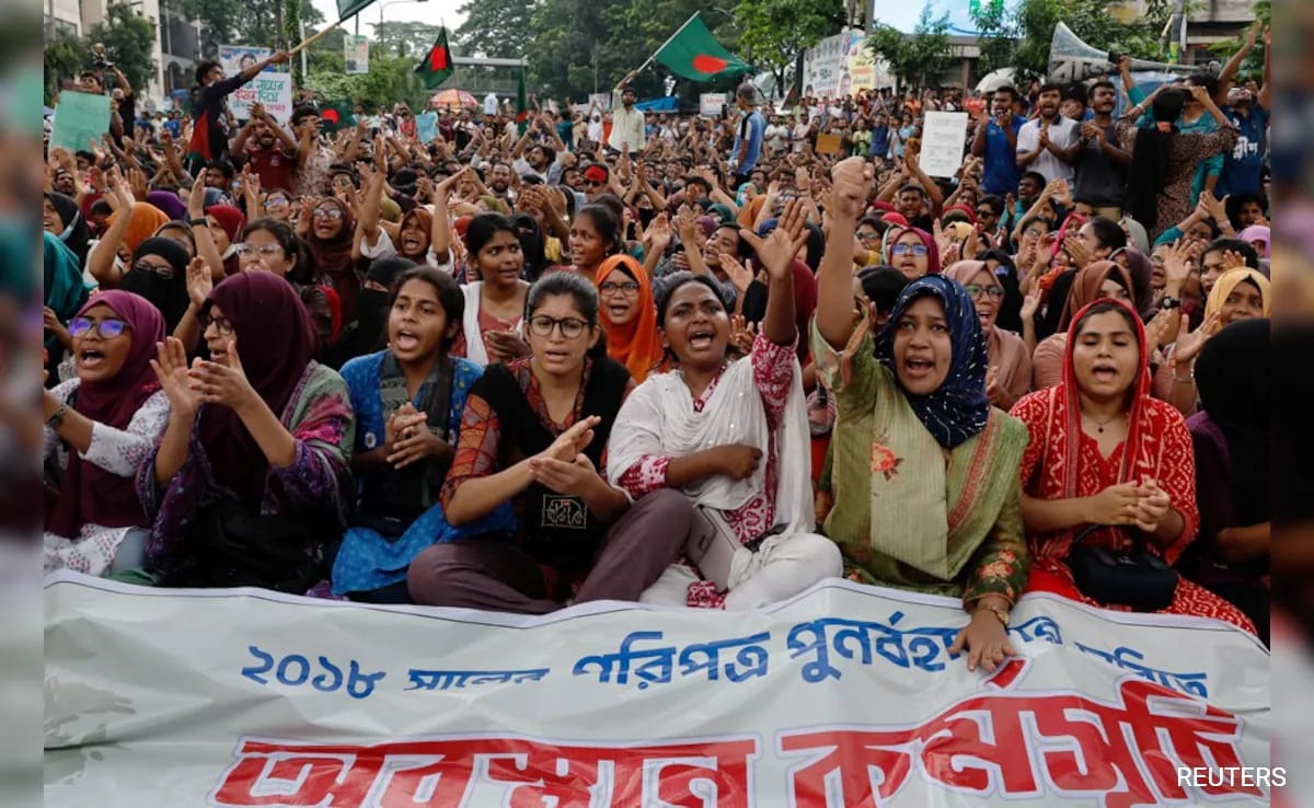 ​100 Injured As Bangladesh Students Clash In Job Quota Protests 