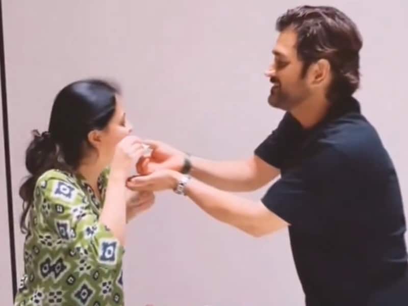 Dhoni Celebrates 14th Wedding Anniversary With Wife Sakshi - Video Is Viral