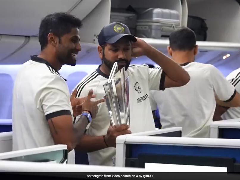 Rohit, Dravid's 'Economy Class' Gesture For Reporters In Flight Wins Hearts