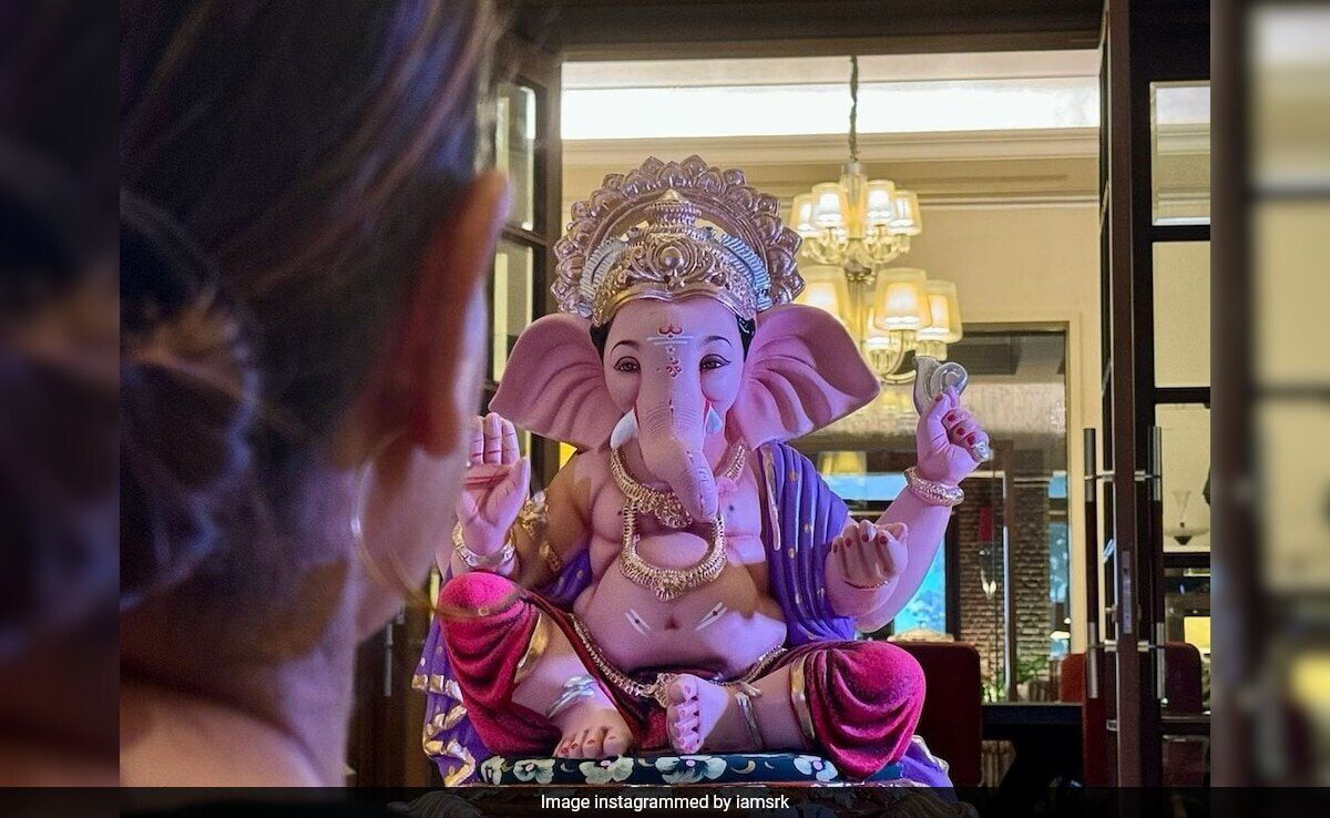 Shah Rukh Khan Shares A Pic From Ganesh Chaturthi Celebrations At Mannat 