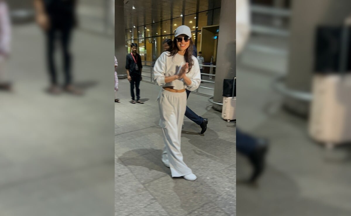 Priyanka Chopra Greets The Paparazzi With A <i>Namaste</i>. See Airport Pics