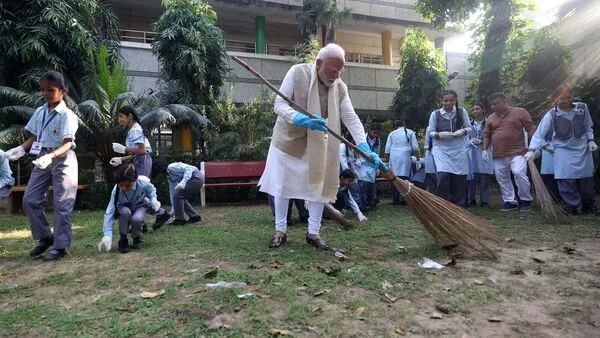 गांधी जयंती पर पीएम मोदी ने स्वच्छता का किया आह्वान