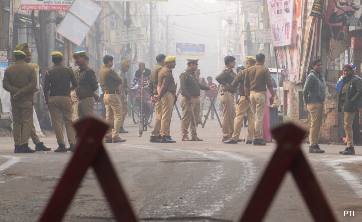 उपचुनाव के दौरान दिशानिर्देशों का उल्लंघन करने पर यूपी पुलिस के खिलाफ चुनाव आयोग की कार्रवाई