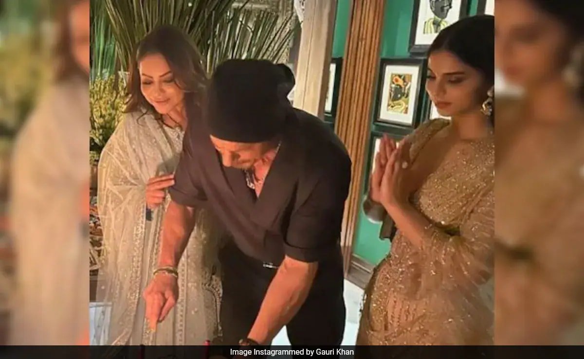 Shah Rukh Khan Cuts Birthday Cake With Gauri And Suhana By His Side. Bonus - Throwback Gold