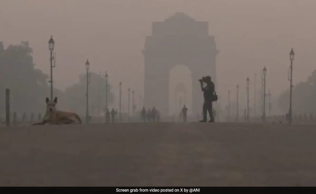 दिल्ली में AQI के "गंभीर" रहने के कारण कार्यालय समय में बदलाव, इन वाहनों पर प्रतिबंध