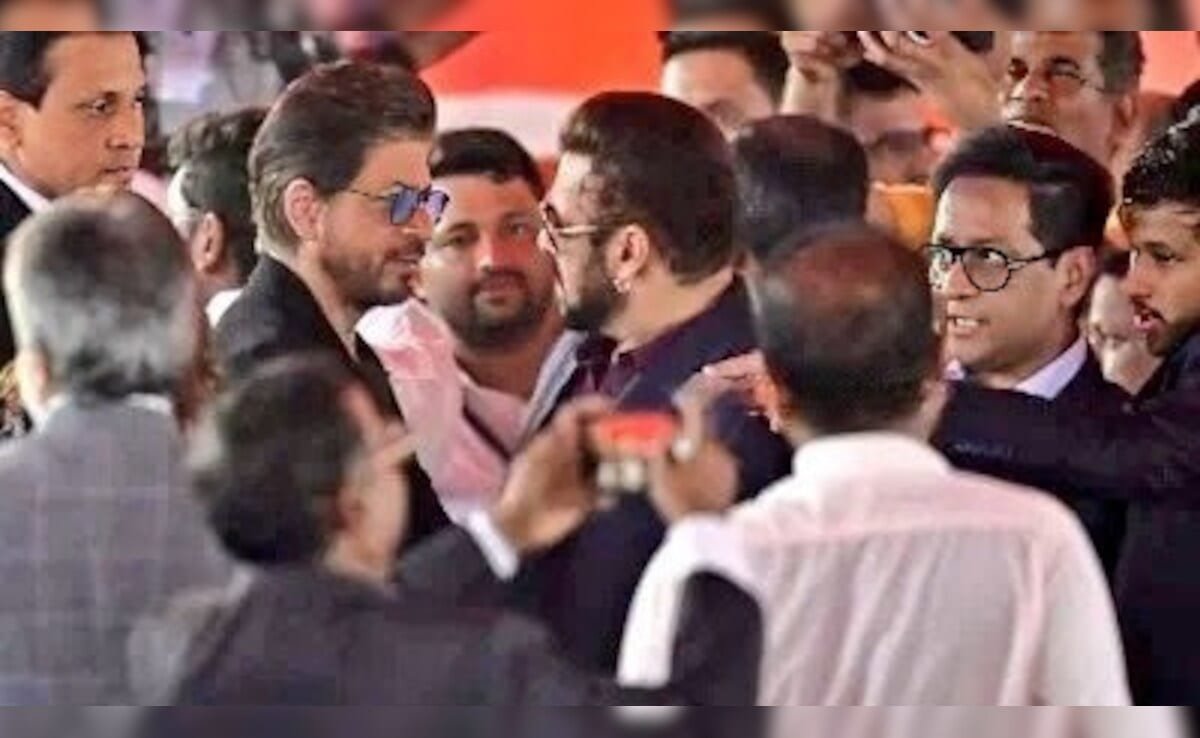 Watch: Shah Rukh Khan And Salman Khan Share A Hug At Devendra Fadnavis