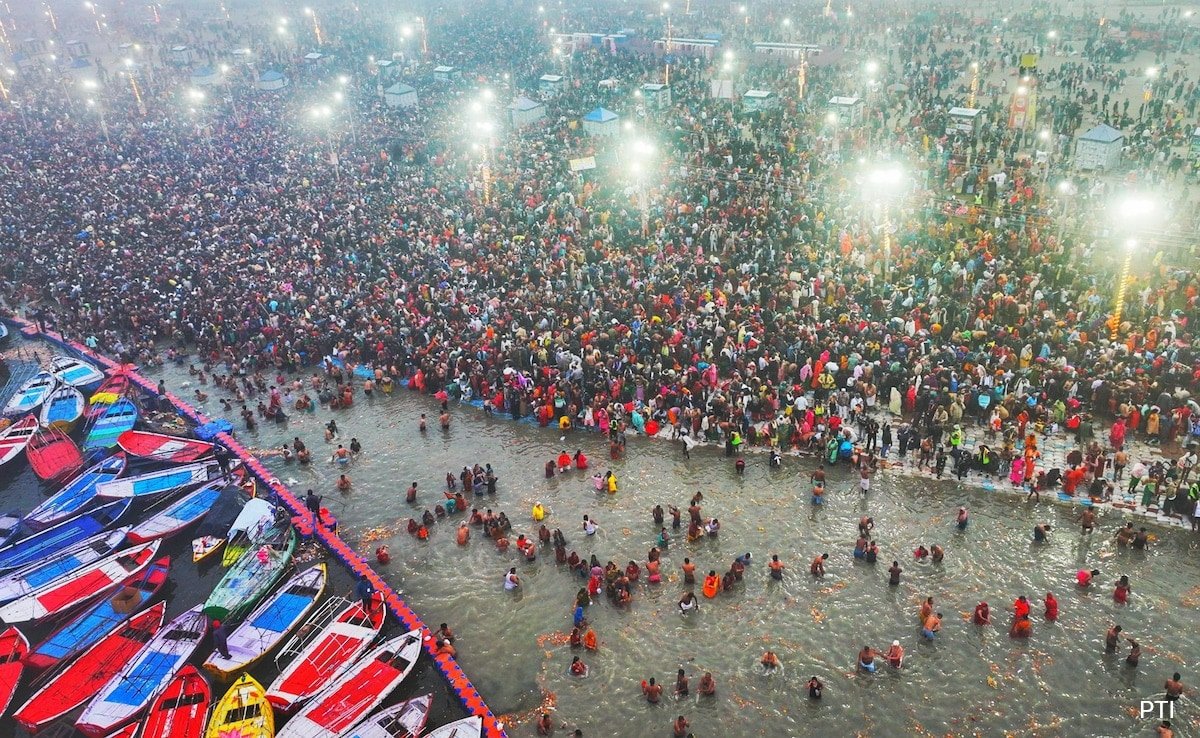 महाकुंभ अपडेट: श्रद्धालुओं ने प्रयागराज में संगम पर पहला 'अमृत स्नान' किया